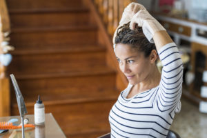ヘアマニキュアと白髪染めの違いは?長持ちするおすすめヘアマニキュア12選【使い方・色選びを解説】